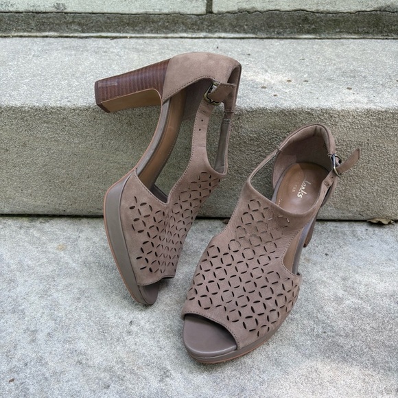 Clarks Jenness Peep Toe Heels with Perforated Design Size 8 - Picture 1 of 9